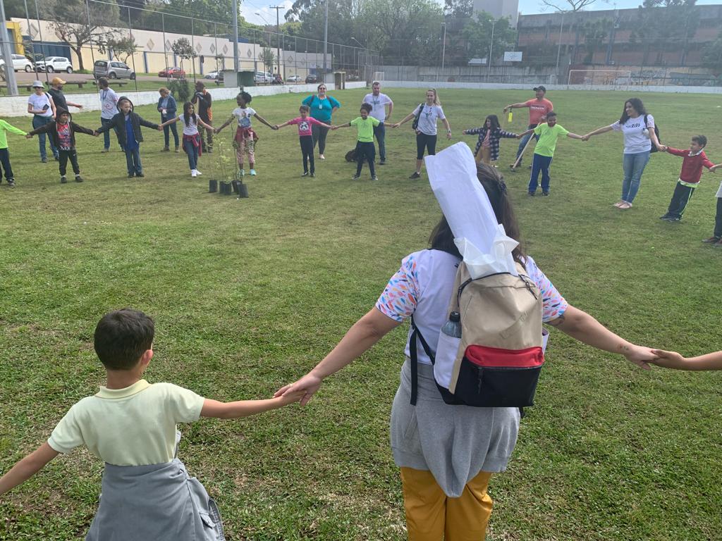 Atividade de plantio na beira do Rio Belém na Vila Torres (Fotos: LabClima, 2022)